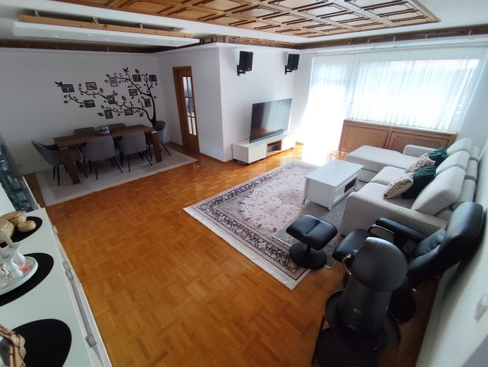 Grand appartement de 4 pièces avec balcon et place de parking en sous-sol, dans un quartier prisé de Bad Homburg – Wohnzimmer