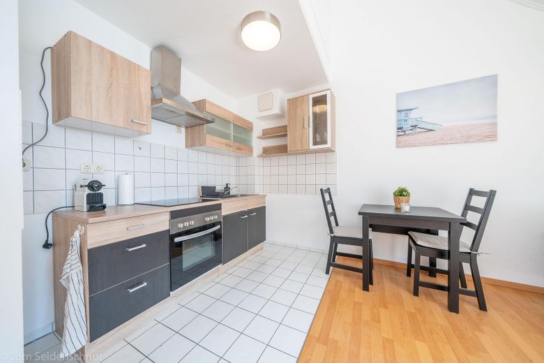 großes Wohnzimmer mit Küche