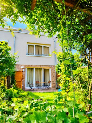 Wohnen im Grünen: Modernes Townhouse mit Garten und zwei Dachterrassen – Blick von Garten