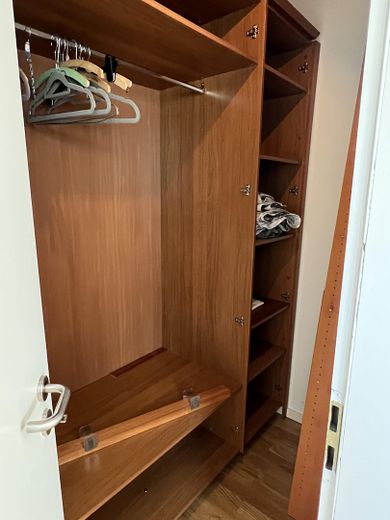 Kleiderschrank im kleinen Raum