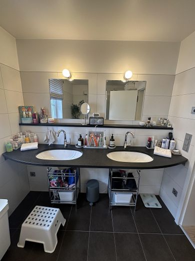 Near Simmerleinplatz: As-new, bright XXL semi-detached house, upscale features, KFW70 standard, with fitted kitchen – OG Badezimmer
