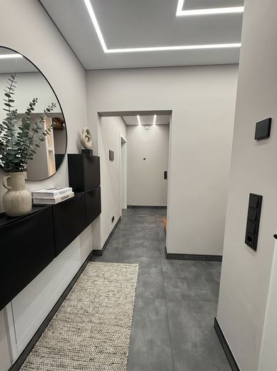 Casa a schiera terminale di lusso | 225 m² | Ristrutturata a nuovo nel 2025 | Classe A+ | FV + Swim Spa – Flur Eingang