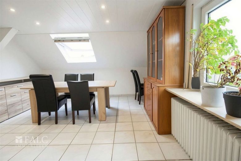 Wohnen mit Perspektive - großzügiges Zweifamilienhaus in begehrter Lage – Esszimmer mit angrenzender Küche