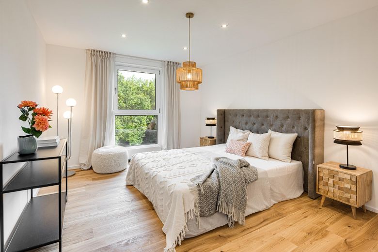Wohnen wie im Neubau – stilvoll kernsanierte 3-Zimmer-Wohnung mit Balkon im Grünen – Schlafzimmer