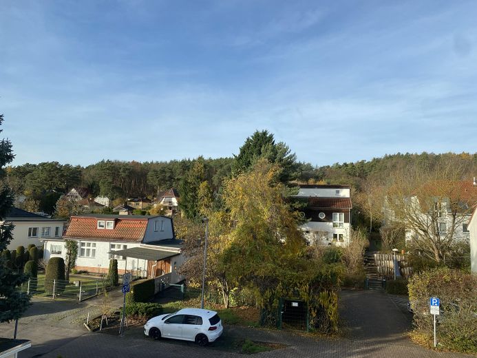Bezugsfrei und provisionsfrei - helle gut geschnittene Doppelhaushälfte in Wasser- und Waldnähe – Blick aus Studio
