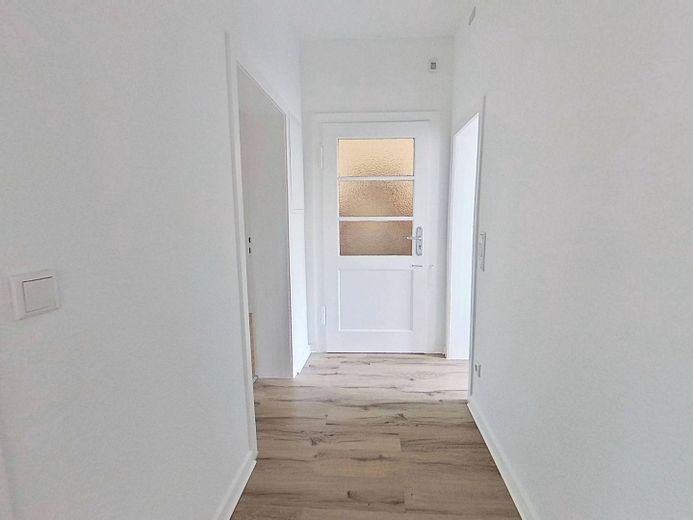 Gemütliche 2-Zimmer-Erdgeschosswohnung mit modernem Wannenbad und viel Lichteinfall – Flur