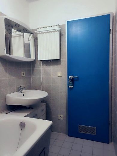 von Privat – Helle 2-Zimmerwohnung mit großer, wettergeschützter Südwestloggia – München-Bogenhausen – Bad