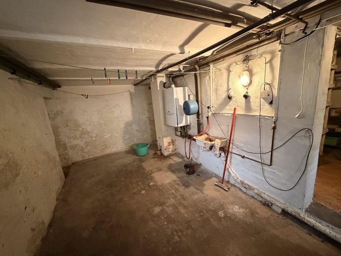 Жилой и коммерческий дом с магазином, амбаром и 3 гаражами — 1.030 м² в центре населённого пункта, без комиссии – Keller: Haustechnik