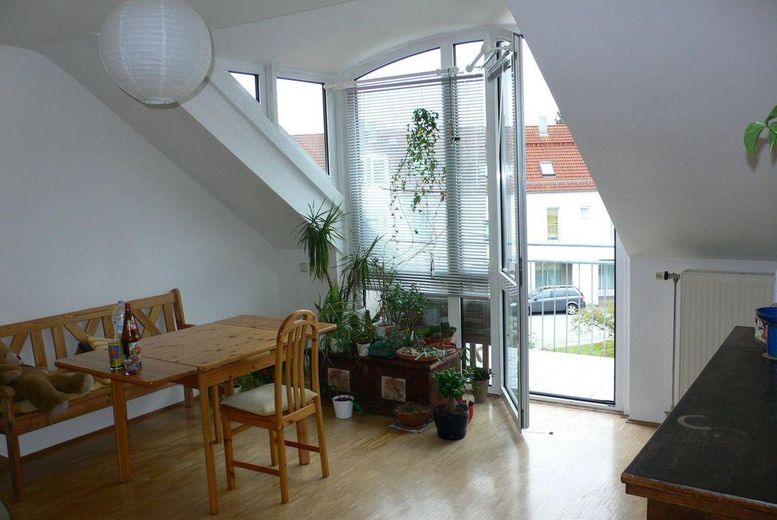 Van particulier : Lichte, royaal ingedeelde 2-kamerwoning nabij S-Bahnstation – Wohnzimmer