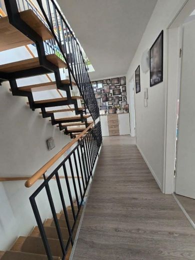 Kırsal alanın kenarında modern, yeni gibi müstakil sıra ev – Flur OG