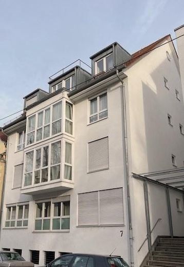 Gemütliche, helle 2,5-Zimmer-Dachgeschosswohnung in zentraler Lage – Außenansicht Gebäude