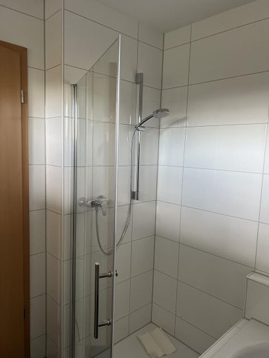 Terrassenwohnung mit eigenem Eingang – Dusche Bad en Suite