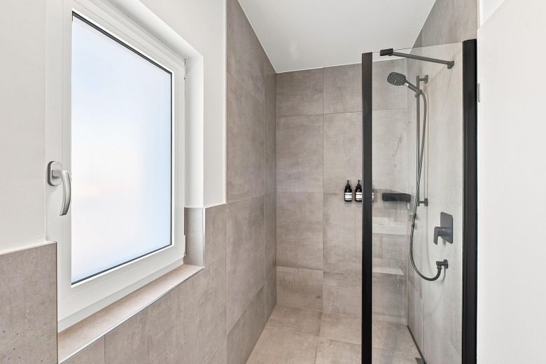 ¡Casa moderna KfW55 de 2020 con terraza en la azotea y cocina en Múnich-Untermenzing! ¡Sin comisión! – Badezimmer Dachgeschoss