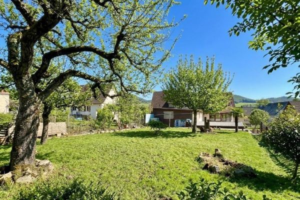 Ampia casa bifamiliare con idilliaco, ampio giardino