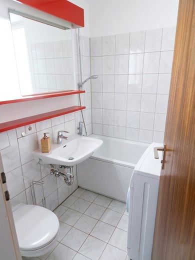 Bezugsfrei ab August: Direkt am Olympiapark – 3-Zimmer-Wohnung mit Südbalkon & TG in Schwabing-West – Bad