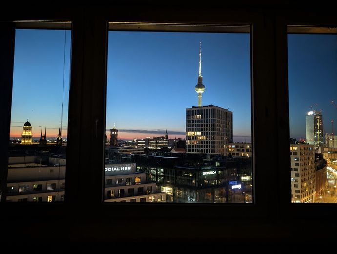 Monolocale in posizione centralissima con vista sulla torre della televisione al 14º piano – Tolle Aussicht bei Nacht