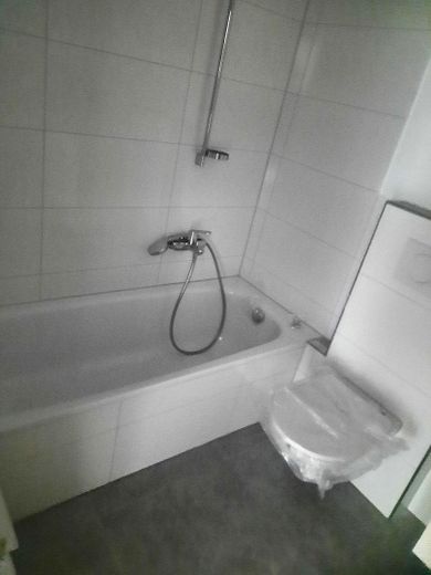 freshly renovated apartment with balcony in well-maintained 6-family/semi-detached house in Dortmund-Sölde – Badezimmer