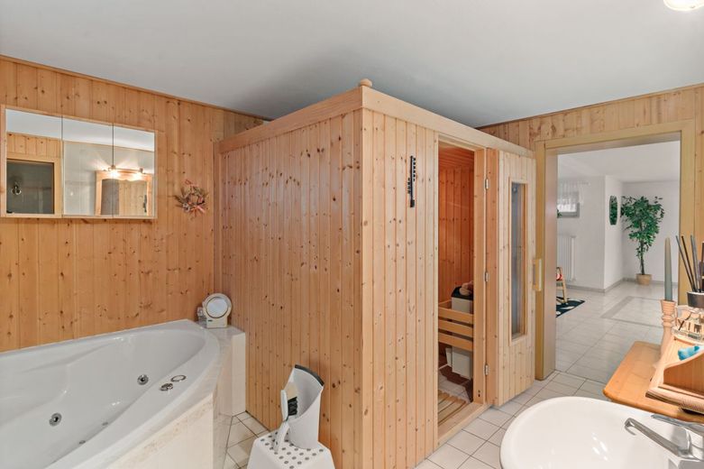 Großzügigkeit neu definiert: EFH, Pool &amp; 2.790 m² Grundstück in Dölau – UG - Wellness