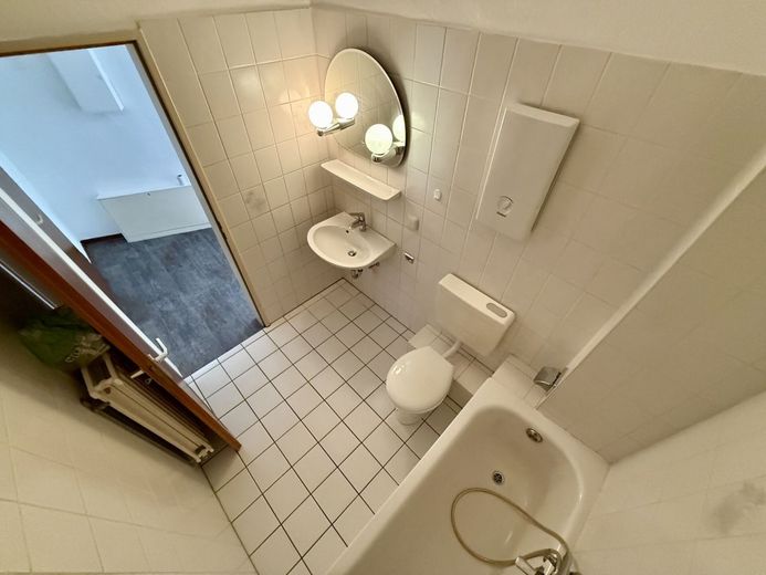 Fröndenberg-Mitte: 1-Raum-Single-Appartement mit Balkon - Frisch renoviert und mit neuem Oberboden! – Bad