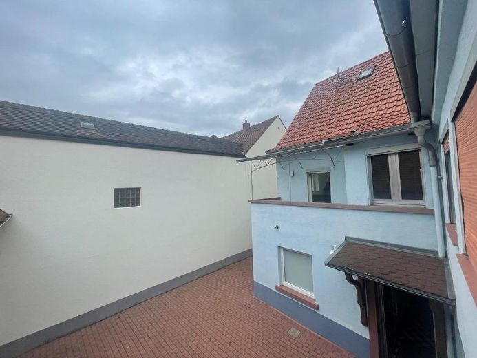 Zweifamilienhaus mit Gewerbe und viel Potenzial in Kleinwallstadt – Innenhof u. überdachter Balkon