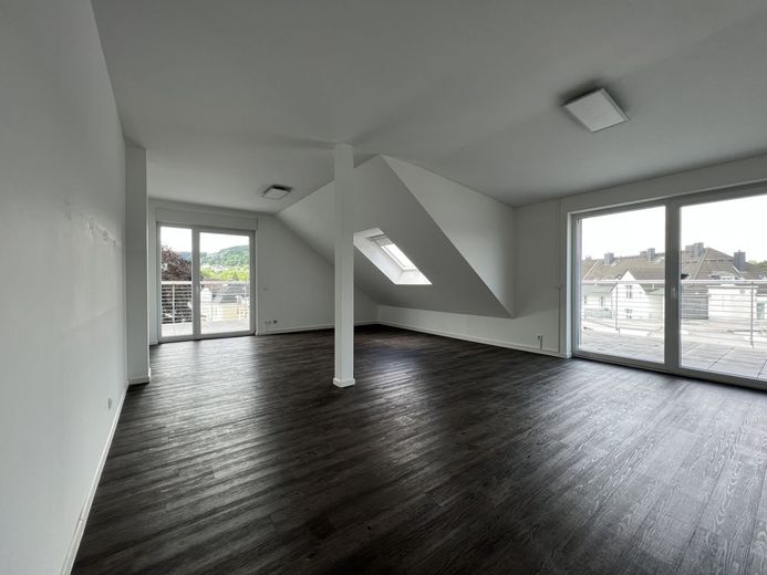 140 m² Wohnkomfort: Stilvolles Penthouse mit Aufzug und zwei Sonnenterrassen – Wohn- und Essbereich, Gevelsberg,