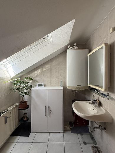 Moderne 2-Zimmer-Dachgeschosswohnung in zentraler Lage von Lohr am Main – Badezimmer