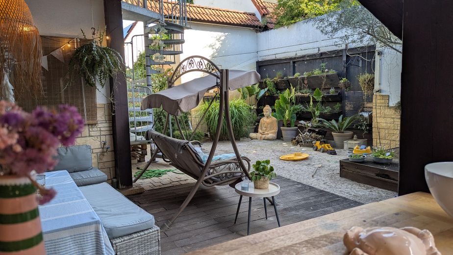 Ruhiges Wohnen in begehrter Lage mit viel Platz im ausgebauten Nebengebäude – Blick von Bar in Innenhof