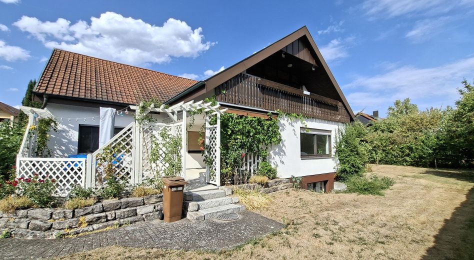 Sehr gepflegtes Zweifamilienwohnhaus in ruhige Wohnlage mit großem, sonnigem Gartengrundstück – Außenansicht