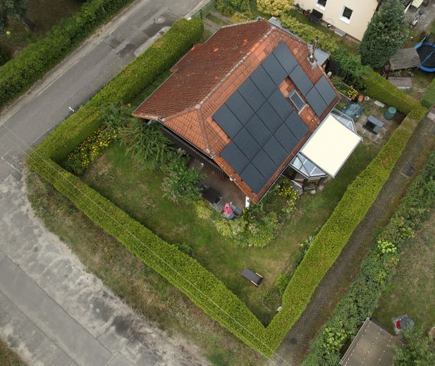 Provisionsfrei in die Zukunft! EFH mit Wärmepumpe und PV nahe Wald und Wasser – Luftbild Haus und Grundstück
