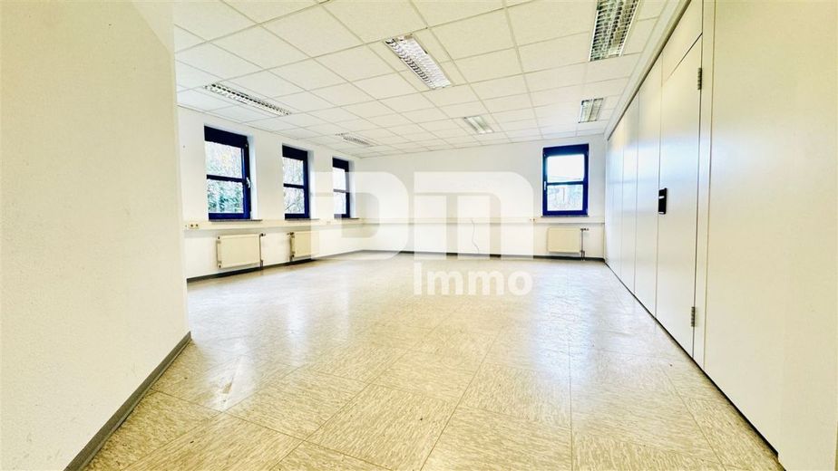 Vielseitiger Gewerbekomplex Halle + Büro / Freifläche - Top Infrastruktur direkt am A44 / A49 Kreuz – EG Büroraum