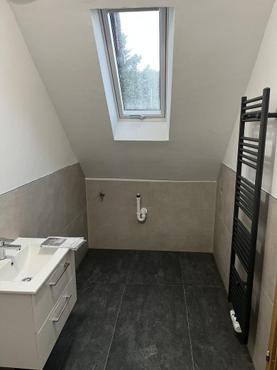 Dachgeschosswohnung mit Balkon und neu saniertem Badezimmer – Platz für Waschmaschine