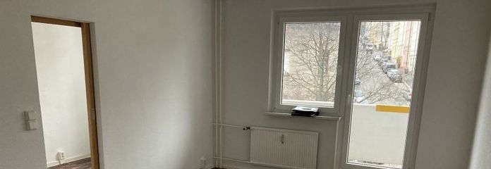 Your new favourite home: balcony, modern bathroom and city-centre location.