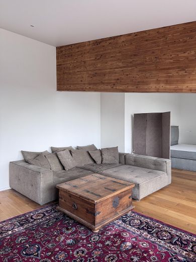 Exklusives Loft-Apartment mit Designküche, Klimaanlage, 2 Balkonen & Garage – 110 qm Wohnkomfort – Großzügiger Loungebereich