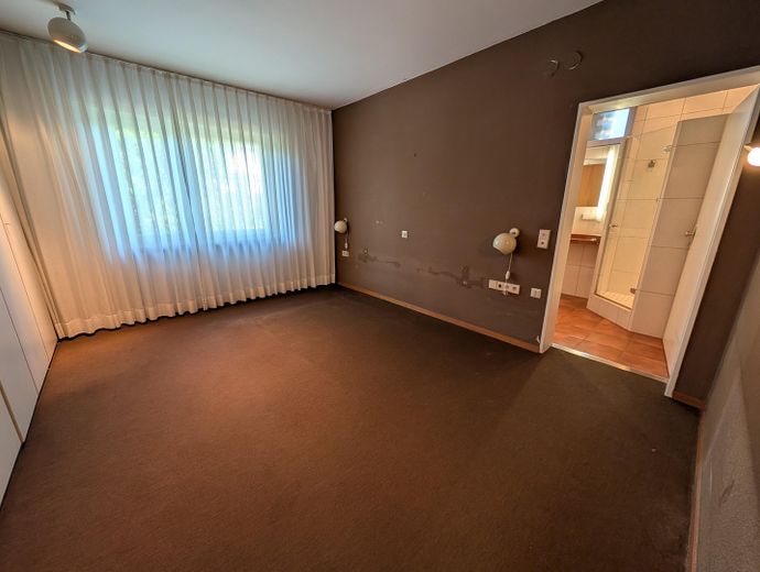 Bungalow de arquitecto con piscina cubierta en Limburgerhof – Elternschlafzimmer mit Bad