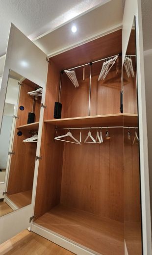 Abitare con tranquillità e stile tra Monaco e le montagne - completamente arredato – Schlafzimmer-Schrank