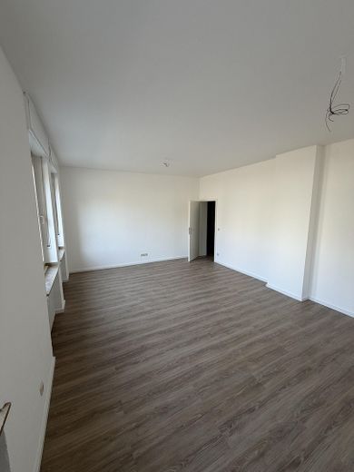 Frisch kernsanierte 2-Zimmer-Wohnung in Krefeld – moderne Ausstattung – Wohnzimmer