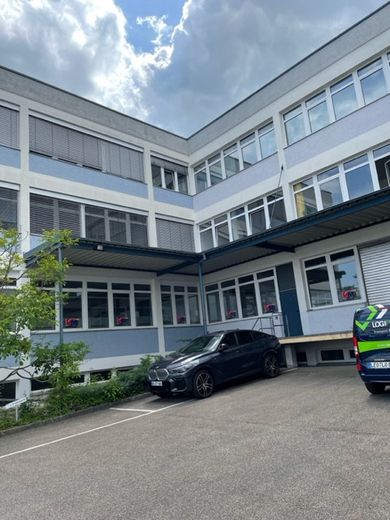 günstiger Büroraum in Gemeinschaftsbüro im Industriegebiet Leonberg an der Autobahn – Lasteneingang hinten
