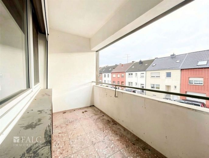 Substanz mit Ausbau- und Modernisierungspotenzial – Balkon