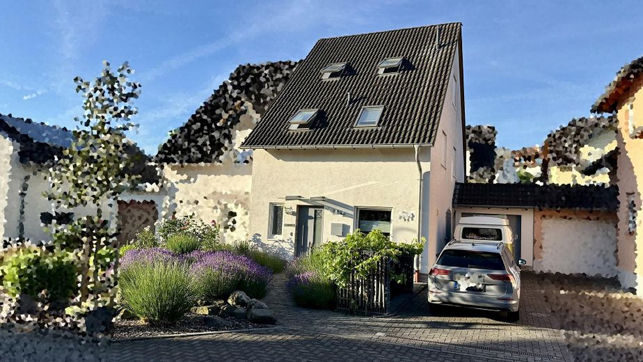 Renoviertes Haus mit Wintergarten, Garage, Werkstatt und Traumgarten - Energieeffizienz Klasse C – Ansicht vor dem Haus Front