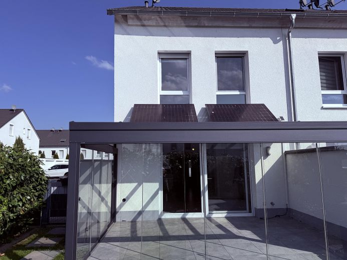 Garten -Blick auf Wintergarten