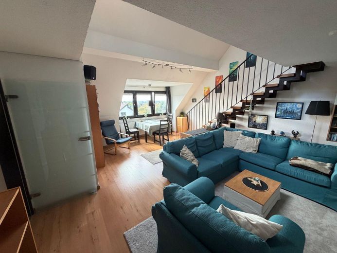 Maisonette di 5,5 locali con ampio soppalco, terrazza sul tetto e vista panoramica su Wülfrath - senza commissioni – Wohnzimmer