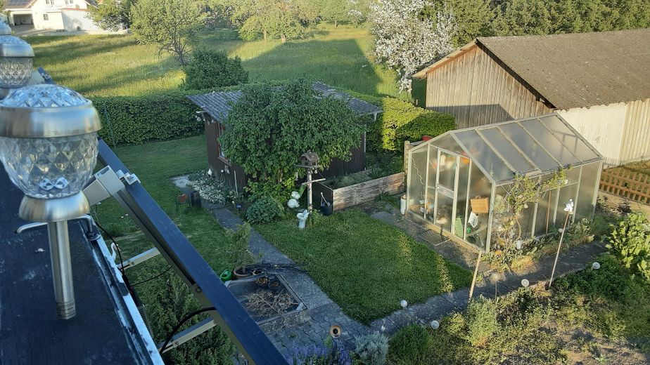 En el pueblo, mucha libertad y mucho espacio en la casa y el jardín – Grundstück rechts+Gewächshaus