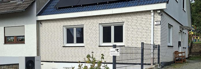 Modernisiertes Einfamilienhaus mit Wärmepumpe, großer PV-Anlage und großzügigem Grundstück – Frontansicht