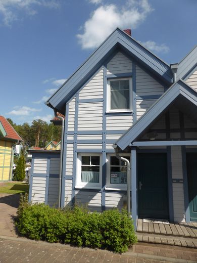 Ferienhaus mit eigenem Bootssteg im Hafendorf Rheinsberg – Vorderansicht Ferienhaus
