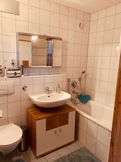 3,5 Zimmer Wohnung mit traumhaftem Ausblick – Badezimmer mit WC + Badewanne