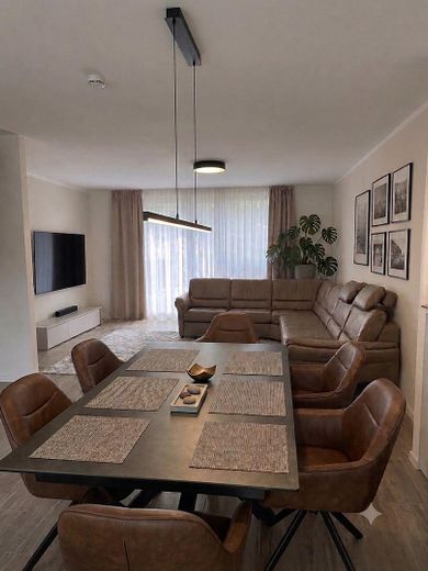 neuwertiges RMH in Schwaig mit Markenküche u. Garage – Wohnzimmer