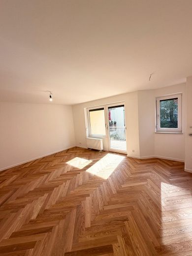 ERSTBEZUG | KERNSANIERTE 2 ZIMMER WOHNUNG MIT SÜDBALKON | RUHIG | SCHWABING-WEST | OLYMPIAPARK – Wohnbereich