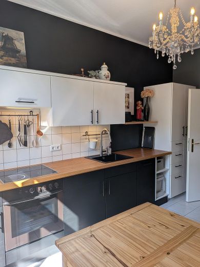 Friedrichshain'de balkonlu bakımlı 2 odalı eski bina dairesi – özelden, komisyonsuz – Küche mit Einbauküche