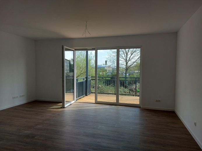 Erstbezug 2-Zimmer-Wohnung (1. OG, Balkon, barrierefrei) in Berge bei Nauen – Wohnzimmer mit Balkon