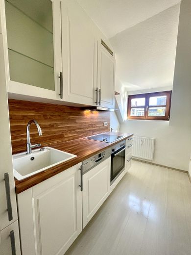 Bezugsfreie Dachgeschosswohnung im Altbau in attraktiver Lage – Küche